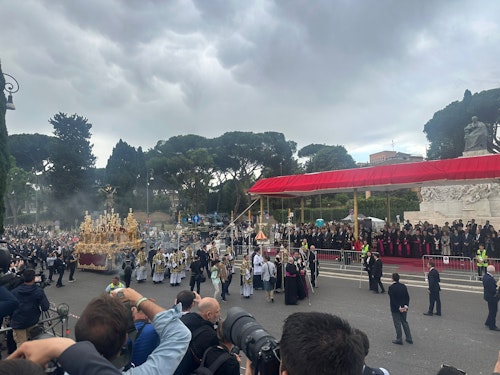 Procesión en Roma con el Cachorro y la Esperanza de Málaga, en directo: última hora del recorrido