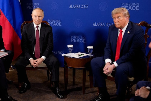 Donald Trump y Vladimir Putin durante la reunión en la base militar de Alaska para tratar la guerra en Ucrania