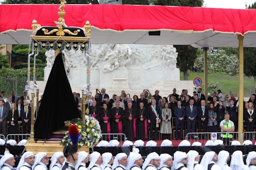 Procesión en Roma con el Cachorro y la Esperanza de Málaga, en directo: última hora del recorrido