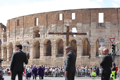 Procesión en Roma con el Cachorro y la Esperanza de Málaga, en directo: última hora del recorrido