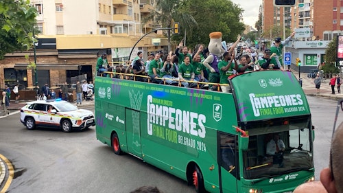 Así fue la celebración del Unicaja por las calles de Málaga