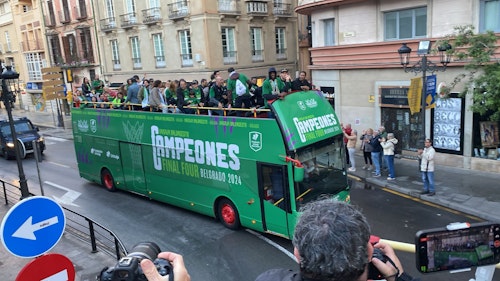 Así fue la celebración del Unicaja por las calles de Málaga