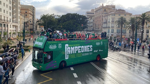 Así fue la celebración del Unicaja por las calles de Málaga