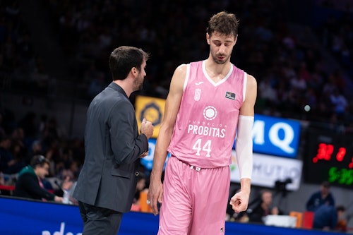 El Unicaja reacciona y asalta el Olímpico de Badalona (75-79)