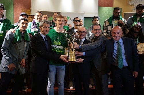 Así fue la celebración del Unicaja por las calles de Málaga