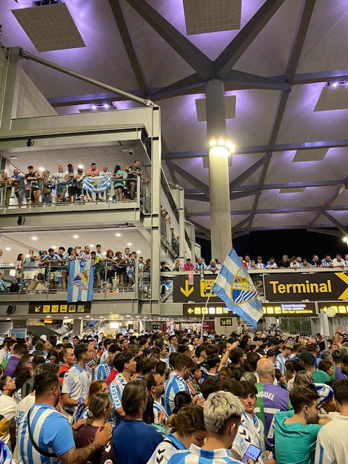 Una noche para recordar: brutal recibimiento en el aeropuerto y gran celebración en las calles