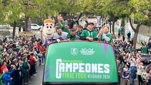 Así fue la celebración del Unicaja por las calles de Málaga