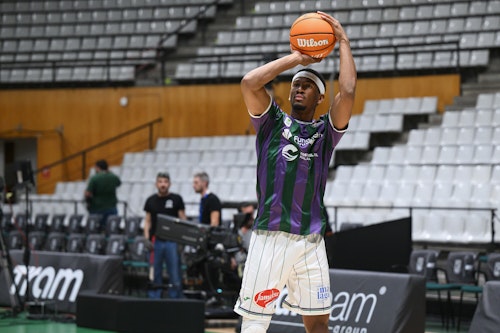 El Unicaja reacciona y asalta el Olímpico de Badalona (75-79)