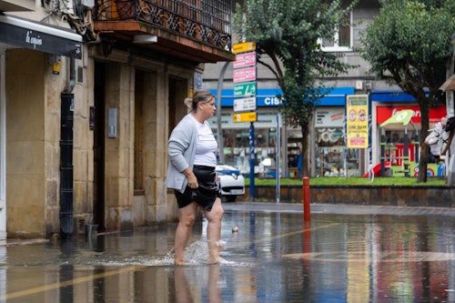 Gipuzkoa, en alerta naranja por lluvias: Inundaciones en Bidasoa y Errenteria y desbordamientos en Zumaia