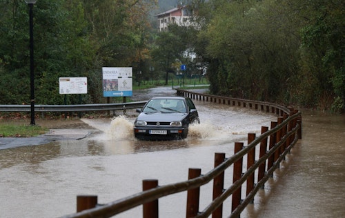 Gipuzkoa, en alerta naranja por lluvias: Inundaciones en Bidasoa y Errenteria y desbordamientos en Zumaia
