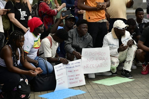 Concentración por la muerte del joven abatido en el aeropuerto de Gran Canaria, en directo: «¿Por qué no le dispararon solo en la pierna?»