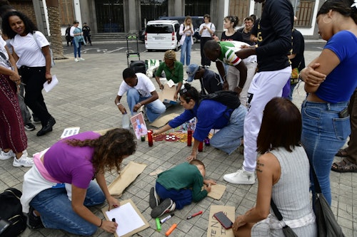Concentración por la muerte del joven abatido en el aeropuerto de Gran Canaria, en directo: «¿Por qué no le dispararon solo en la pierna?»