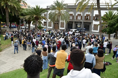 Concentración por la muerte del joven abatido en el aeropuerto de Gran Canaria, en directo: «¿Por qué no le dispararon solo en la pierna?»