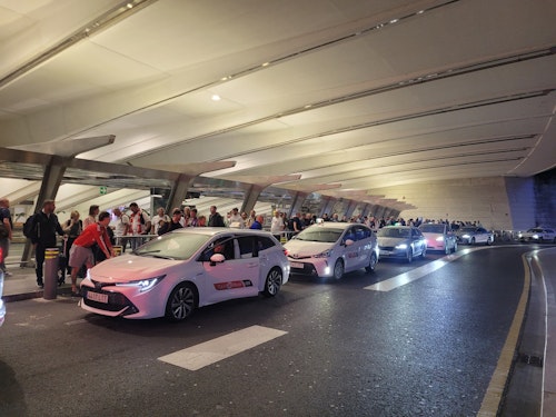 Las aficiones del Tottenham y United protagonizan una jornada festiva en Bilbao con incidentes puntuales