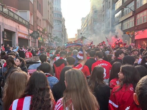 Directo: la Ertzaintza carga en la explanada de San Mamés y detiene a un aficionado