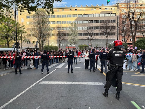 Directo: la Ertzaintza carga en la explanada de San Mamés y detiene a un aficionado