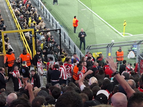 En directo con los hinchas rojiblancos: la afición del Athletic canta el 'Txoria txori' en Dortmund