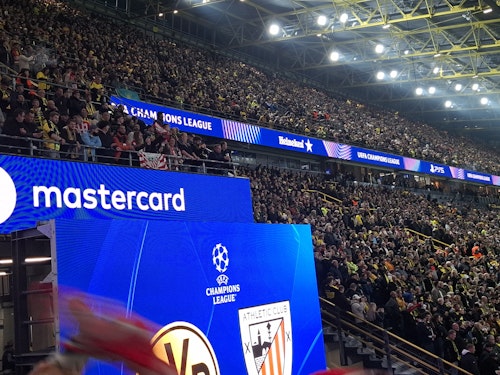 En directo con los hinchas rojiblancos: la afición del Athletic canta el 'Txoria txori' en Dortmund