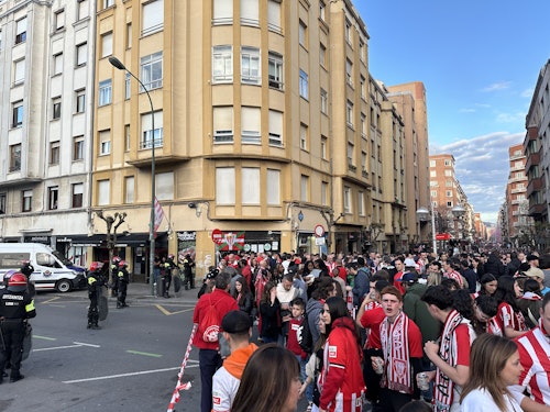 Directo: la Ertzaintza carga en la explanada de San Mamés y detiene a un aficionado