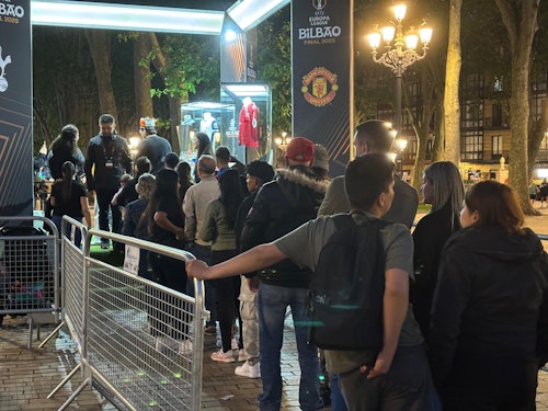 Las aficiones del Tottenham y United protagonizan una jornada festiva en Bilbao con incidentes puntuales