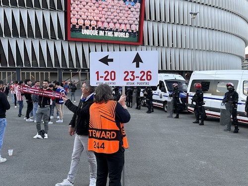 Directo: la Ertzaintza carga en la explanada de San Mamés y detiene a un aficionado