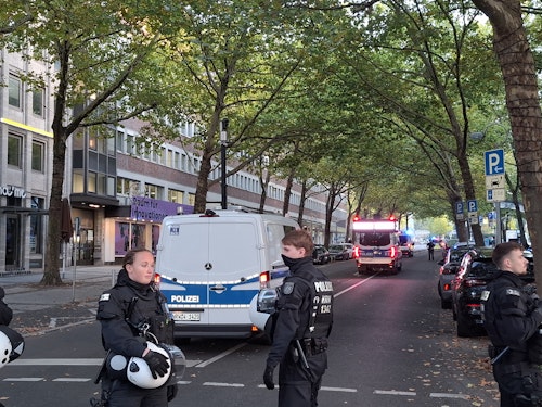 En directo con los hinchas rojiblancos: la afición del Athletic canta el 'Txoria txori' en Dortmund