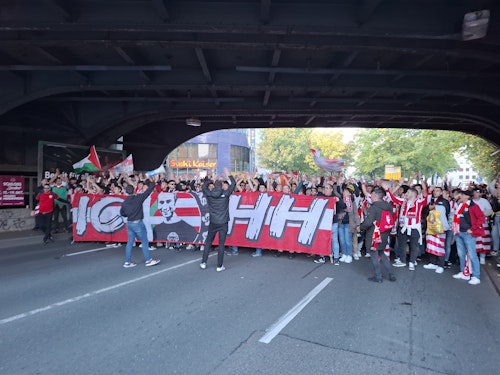En directo con los hinchas rojiblancos: la afición del Athletic canta el 'Txoria txori' en Dortmund