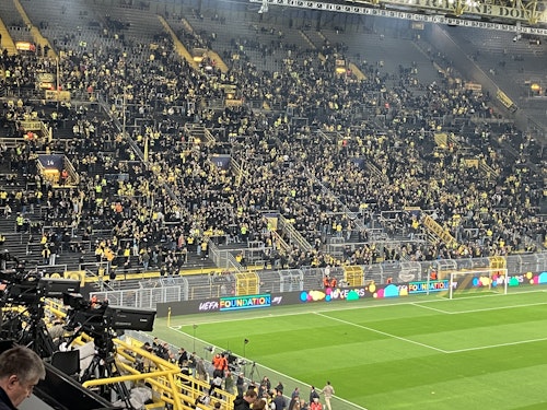 En directo con los hinchas rojiblancos: la afición del Athletic canta el 'Txoria txori' en Dortmund
