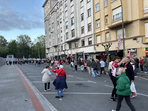 Directo: la Ertzaintza carga en la explanada de San Mamés y detiene a un aficionado