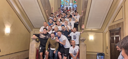 Avilés se tiñe de blanquiazul para celebrar el ascenso de su equipo