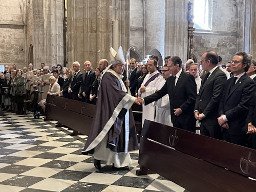 En directo: el arzobispo preside en la Catedral de Oviedo la ceremonia de despedida al Papa Francisco
