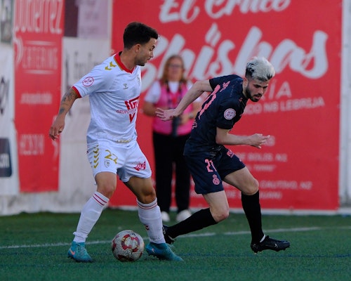 Álvaro Fernández silencia Lebrija y mantiene al Real Avilés en ventaja