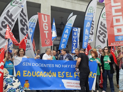 Masiva concentración de docentes asturianos: «Solo pedimos lo justo»