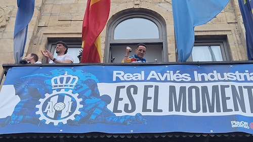 Avilés se tiñe de blanquiazul para celebrar el ascenso de su equipo