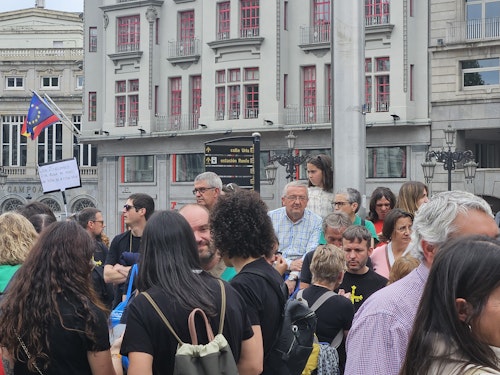Masiva concentración de docentes asturianos: «Solo pedimos lo justo»