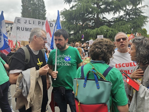 Masiva concentración de docentes asturianos: «Solo pedimos lo justo»