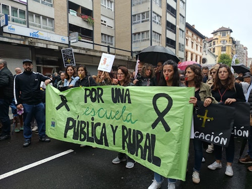 Así ha sido la multitudinaria protesta por la educación: «Mañana habrá huelga»