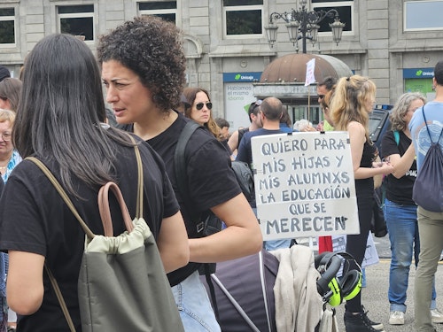 Masiva concentración de docentes asturianos: «Solo pedimos lo justo»