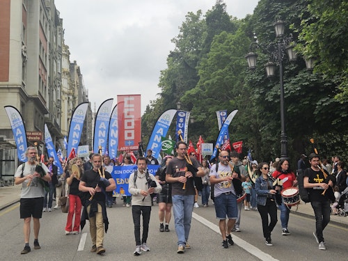 Masiva concentración de docentes asturianos: «Solo pedimos lo justo»