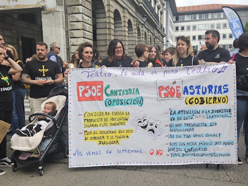 Masiva concentración de docentes asturianos: «Solo pedimos lo justo»