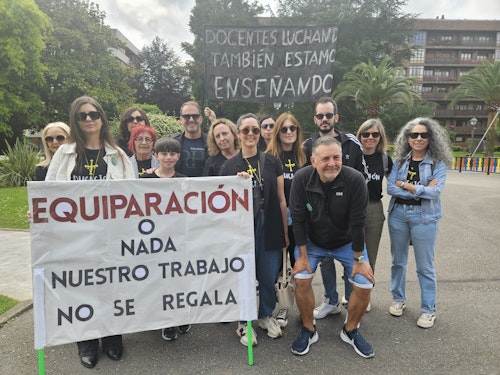 Masiva concentración de docentes asturianos: «Solo pedimos lo justo»