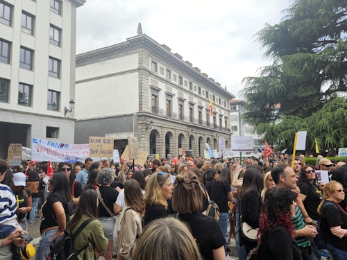 Masiva concentración de docentes asturianos: «Solo pedimos lo justo»