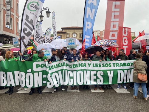 Así ha sido la multitudinaria protesta por la educación: «Mañana habrá huelga»