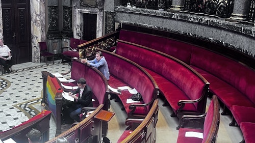 Camisetas y bronca en el pleno del Ayuntamiento de Valencia