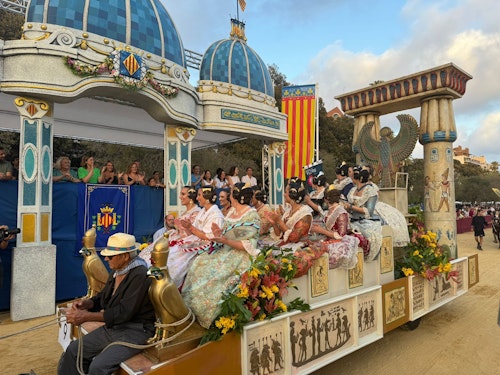 DIRECTO | La Batalla de Flores pone el broche de oro a la Feria de Julio de Valencia