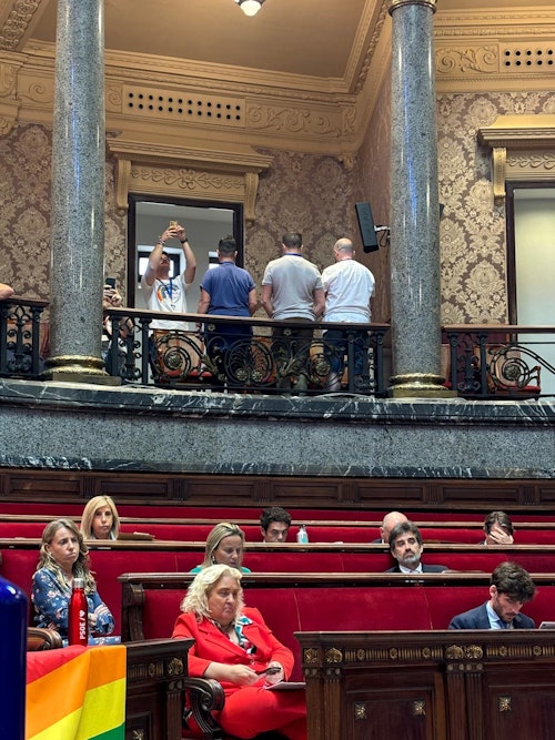 Camisetas y bronca en el pleno del Ayuntamiento de Valencia