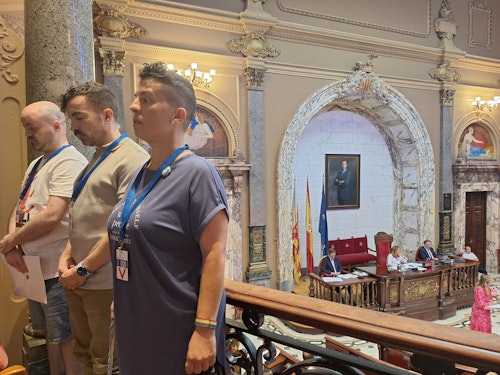 Camisetas y bronca en el pleno del Ayuntamiento de Valencia