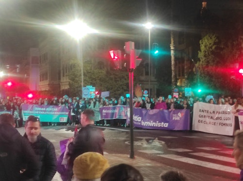 La lluvia no frena la reivindicación feminista en Murcia: «La lucha es diaria»