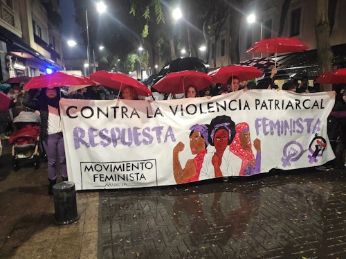La lluvia no frena la reivindicación feminista en Murcia: «La lucha es diaria»