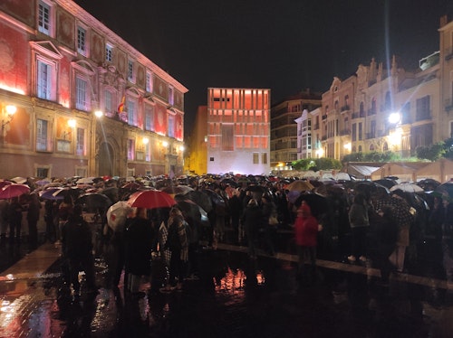 La lluvia no frena la reivindicación feminista en Murcia: «La lucha es diaria»